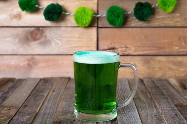 Caneca de São Patrício de cerveja verde em fundo de madeira — Fotografia de Stock