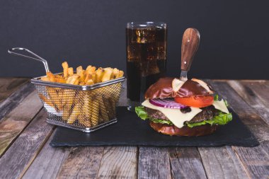 Patates kızartması ve içki ile gurme peynirli burger