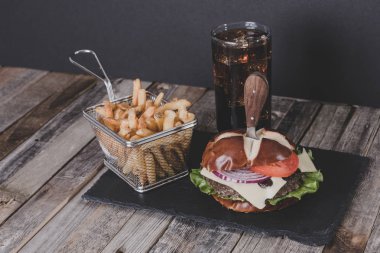 Patates kızartması ve içki ile gurme peynirli burger