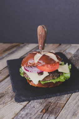 Lezzetli gurme çizburger bıçak ile