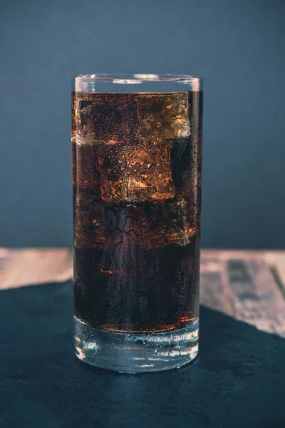 Szkło lodowe zimna Cola — Zdjęcie stockowe