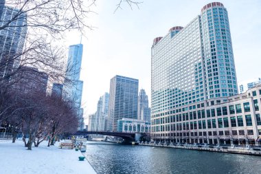 Chicago şehir merkezi sokak sahne nehrin yanında