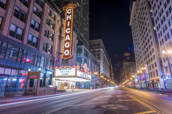 CHICAGO, IL - 18 FEBBRAIO 2018: Famoso neon sig del Chicago Theatre — Foto Stock