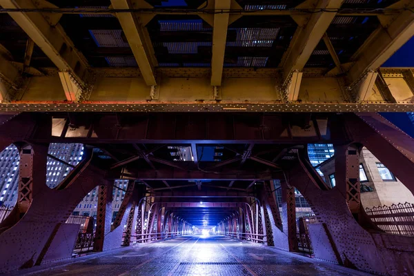 Chicago pont ferroviaire du centre-ville la nuit — Photo
