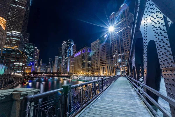 Chicago centro illuminato vista sul fiume — Foto Stock