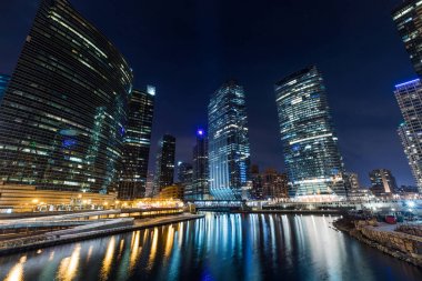 Chicago downtown görünüm nehir tarafından aydınlatılmış