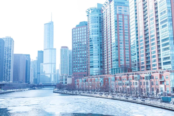 Distrito residencial del centro de Chicago junto al río — Foto de Stock