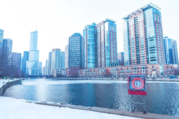 Жилой район Чикаго на берегу реки — стоковое фото