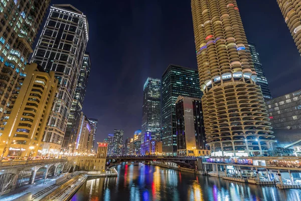 Chicago Innenstadt am Fluss in der Nacht — Stockfoto