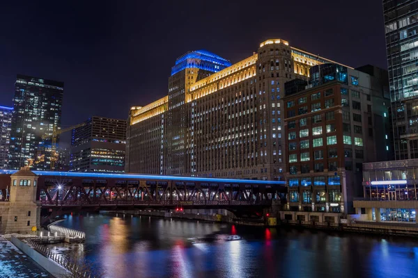 Chicago Innenstadt am Fluss in der Nacht — Stockfoto