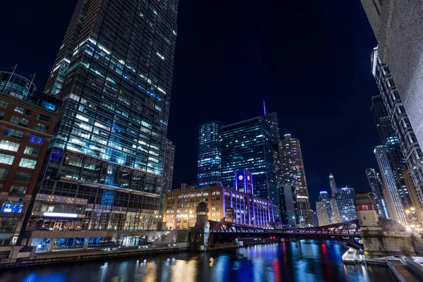 Центр Чикаго у реки ночью — стоковое фото