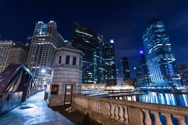 Chicago Innenstadt beleuchtet Blick auf den Fluss — Stockfoto