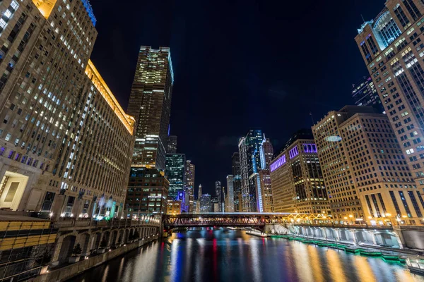 Chicago downtown görünüm nehir tarafından aydınlatılmış — Stok fotoğraf