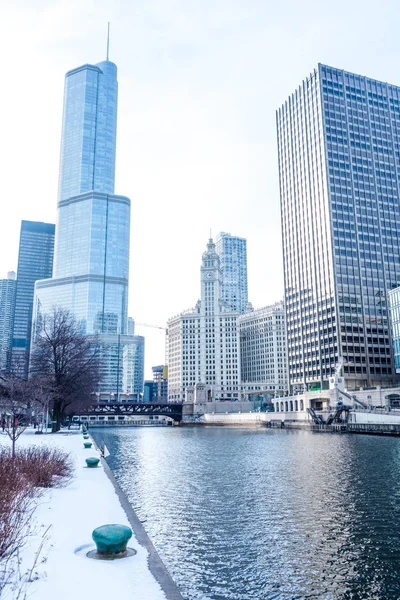Уличная сцена в центре Чикаго у реки Лицензионные Стоковые Фото