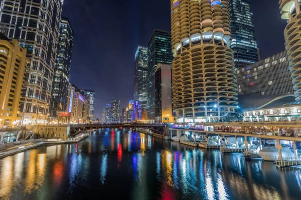 芝加哥市中心晚上在河边 免版税图库照片