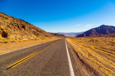 Route 66 gidiş aracılığıyla Ölüm Vadisi Milli Parkı