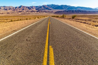Route 66 gidiş aracılığıyla Ölüm Vadisi Milli Parkı