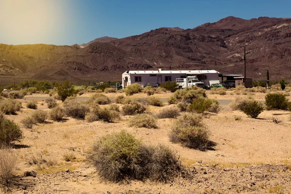 アメリカの砂漠でモバイル ホーム ロイヤリティフリーのストック写真