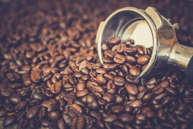 Kahve çekirdekleri arka plan üzerinde espresso makinesi Kepçe