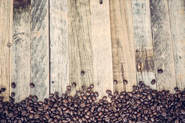 ahşap masa arka plan üzerinde kahve çekirdekleri