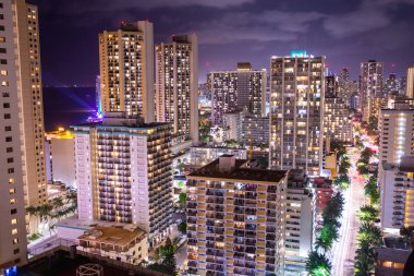 Honolulu şehir merkezindeki otellerin gece manzarası