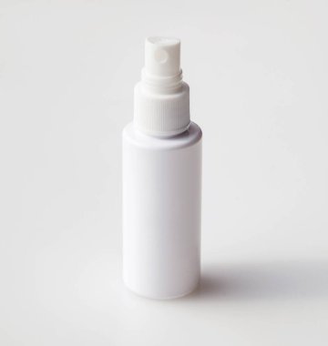 Salgın Konsepti. Alkol bazlı el yıkama dezenfektanı beyaz arka planda covid-19 'un önlenmesi için. Mesaj için yer var. Model yap. Üst Manzara. Kendini soyutlama. Sprey tükendi. patojen virüsü.