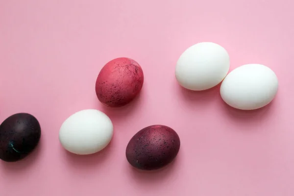 Velikonoční Vícebarevné Barevné Vejce Krásnou Texturou Růžovém Pozadí — Stock fotografie