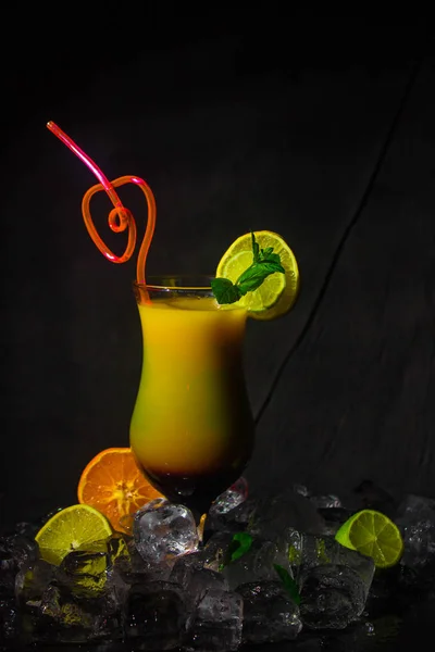 Cóctel Zumo Con Paja Cóctel Limón Naranja Cubitos Hielo — Foto de Stock