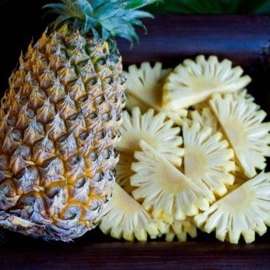 Parçalar ve ananas makro, bir tropikal yaz backg'yarısı