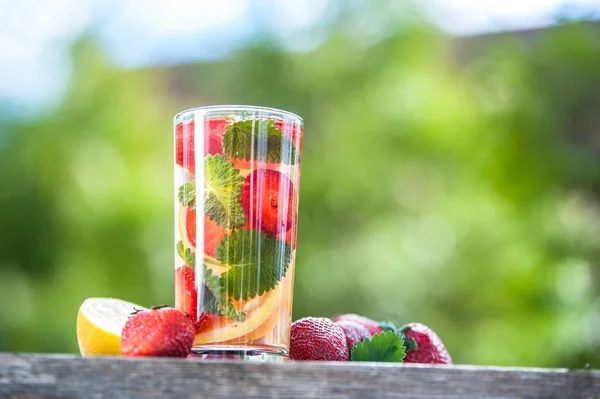 Un vaso de agua de desintoxicación. Fresa, limón y menta con cl fresco — Foto de Stock