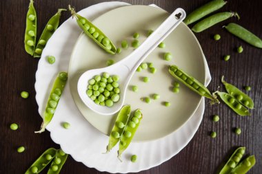 Bakla taze yeşillik bir plaka üzerinde kavrulmuş bezelye