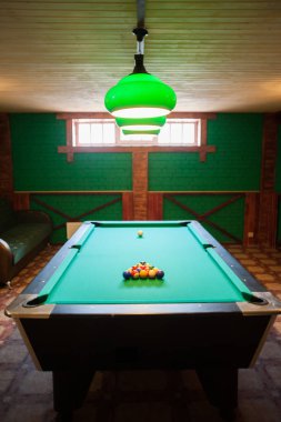 Topları ile bilardo masası