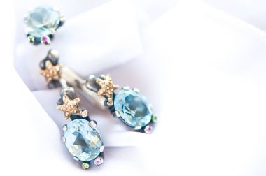 Şık beyaz altın takı Topaz, safir makro ile