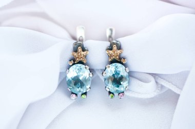 Şık beyaz altın takı Topaz, safir makro ile