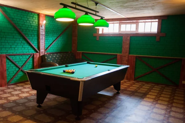 Topları ile bilardo masası