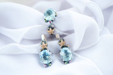 Şık beyaz altın takı Topaz, safir makro ile