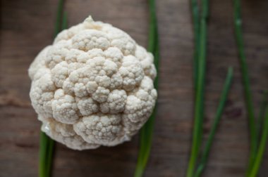 Karnabahar ve stilize kuzu, yeşil soğan başkanları.