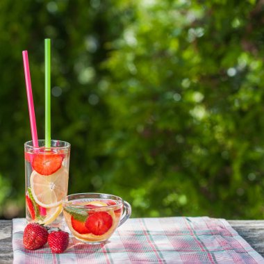 Bir cam ve detoks su bir kase. Çilek, limon ve nane wi