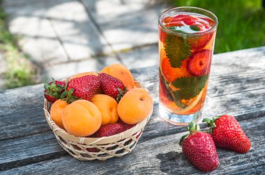 Hasır sepet çilek ve kayısı, üstten görünüm, cam wi