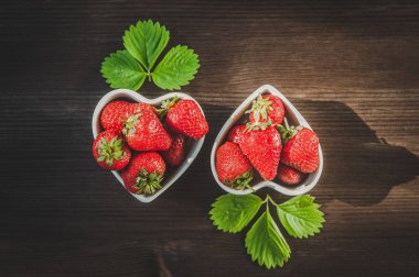 Sulu çilek Çilek güneşin bir tahta üzerinde dağılmış