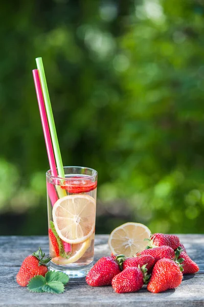 Un vaso y un tazón de agua de desintoxicación. Fresa, limón y menta wi — Foto de Stock