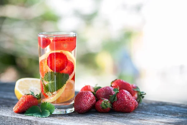 Un vaso de agua de desintoxicación. Fresa, limón y menta con cl fresco — Foto de Stock