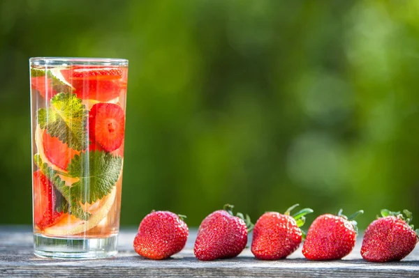 Un vaso de agua de desintoxicación. Fresa, limón y menta con cl fresco — Foto de Stock