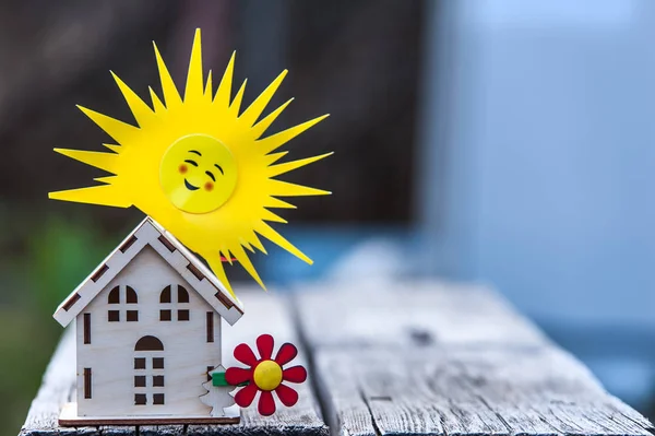 Casa de jucărie cu un soare pe un fundal frumos . — Fotografie, imagine de stoc