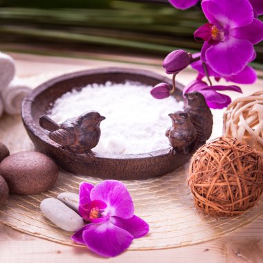 Beyaz havlu, orkide ve spa için taşlar