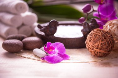 Beyaz havlu, orkide ve spa için taşlar