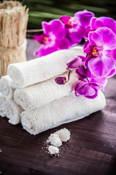 Asciugamani bianchi, orchidee e pietre per spa — Foto Stock