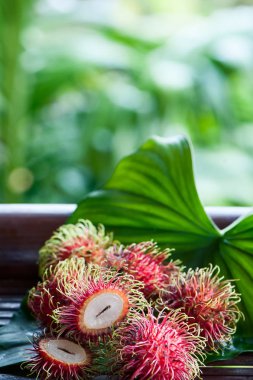 Taze rambutan meyve ve kesit kalınlığında kırmızı Kayak gösterilen