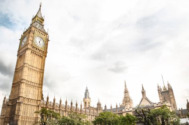 Büyük Ben, İngiltere, görünüm gökyüzüne karşı