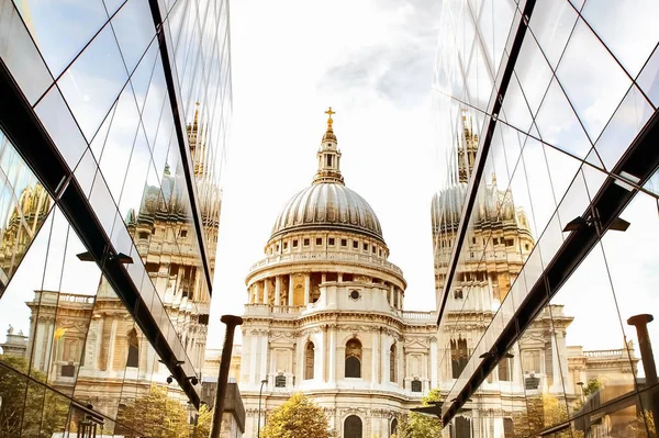 İngiltere'de Londra. St Paul Katedrali. Sonbahar 